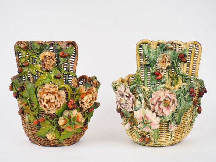 Paire de jardinières 1900, en barbotine à décor de fleurs en relief et