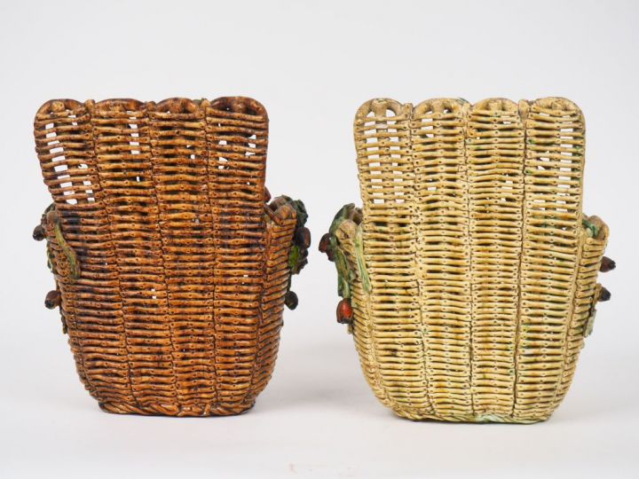 Paire de jardinières 1900, en barbotine à décor de fleurs en relief et