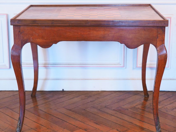 Table tric-trac Louis XV en bois fruitier et marqueterie à décor de da