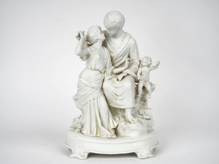 Groupe 1900 en biscuit "famille antique". H. 30,5 cm