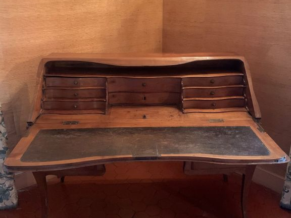 Bureau dos d’âne Louis XV en merisier mouluré, ouvrant à un abattant e