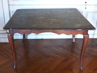 Vente aux enchères Table à gibier, de style Louis XV en bois naturel mouluré, pieds galbé