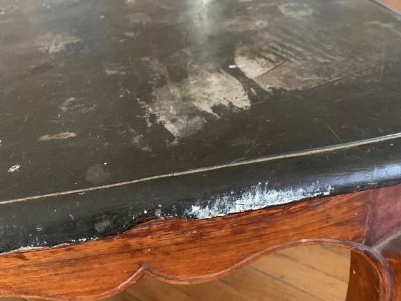 Table à gibier, de style Louis XV en bois naturel mouluré, pieds galbé
