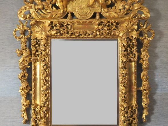 Superbe glace italienne fin XVIIIème en bois sculpté et doré, à décor 