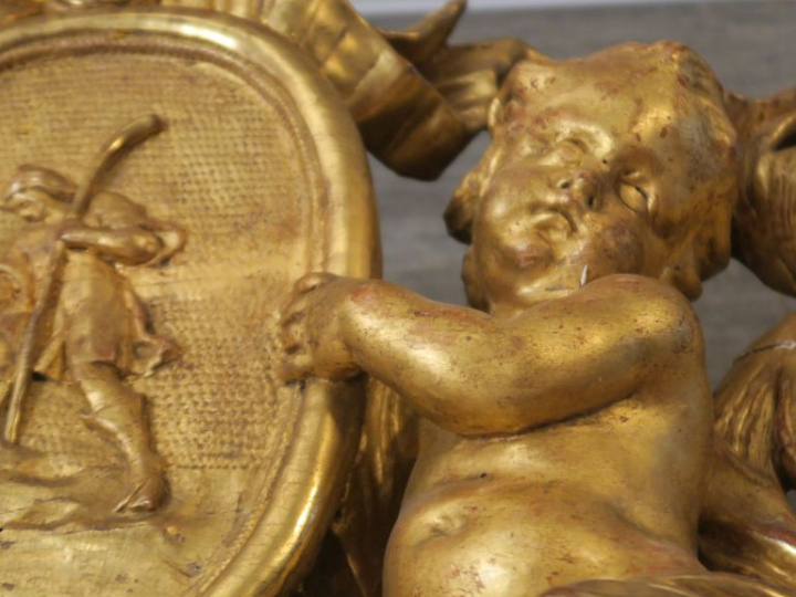 Superbe glace italienne fin XVIIIème en bois sculpté et doré, à décor 