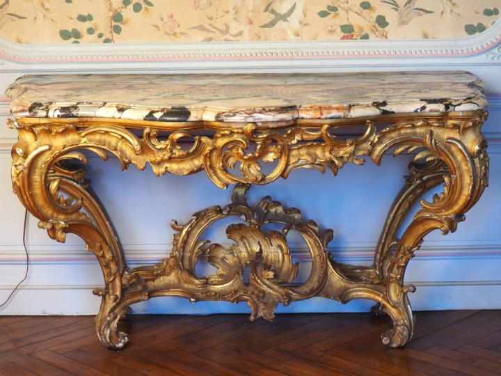 Grande console Louis XV à quatre pieds en bois sculpté doré et ajouré 