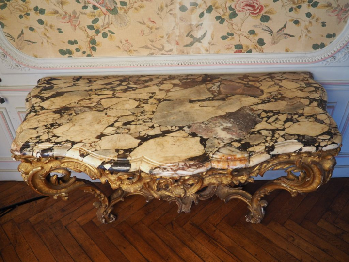 Grande console Louis XV à quatre pieds en bois sculpté doré et ajouré 