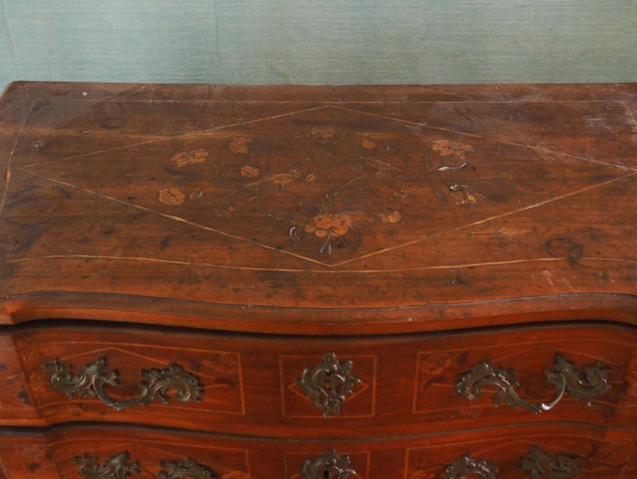 Commode Louis XV en marqueterie ouvrant à deux tiroirs à arbalète en f