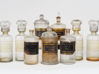 Vente aux enchères 11 grands flacons de pharmacie en verre translucide ou ambré avec leur