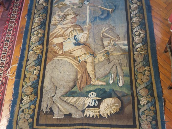 Tapisserie d'aubusson XVIIème (fragment) "Monarque à cheval" Dim. 275 