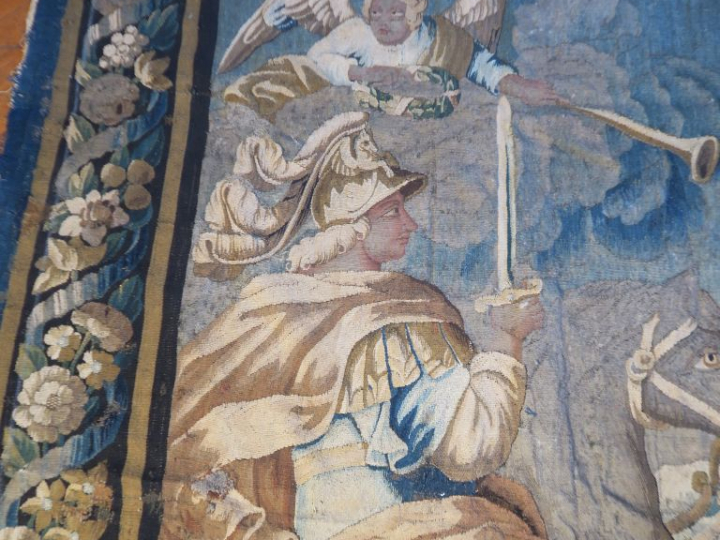 Tapisserie d'aubusson XVIIème (fragment) "Monarque à cheval" Dim. 275 