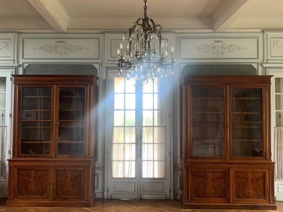 Paire de bibliothèques XIXème en noyer ouvrant à deux portes vitrées e