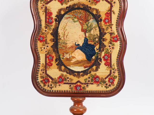 Ecran de chaleur pare feu Napoléon III en acajou mouluré et sculpté, à