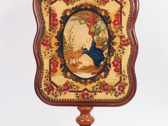 Vente aux enchères Ecran de chaleur pare feu Napoléon III en acajou mouluré et sculpté, à