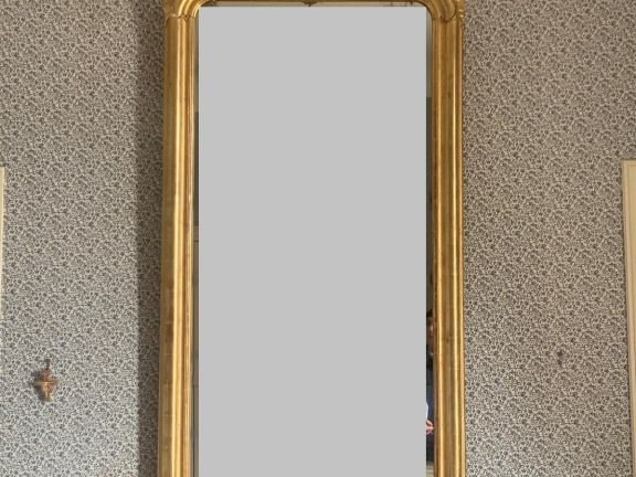 Glace de cheminée Napoléon III en bois et stuc doré, fronton à décor d