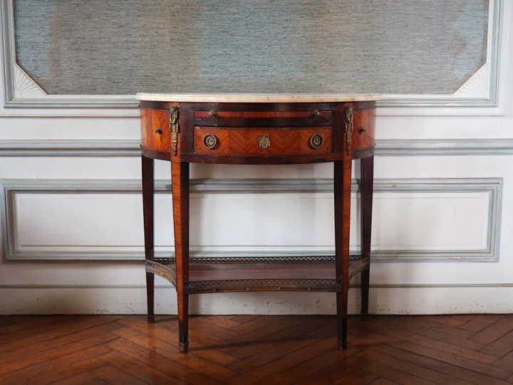 Console demi-lune de style Louis XVI en marqueterie ouvrant à un tiroi