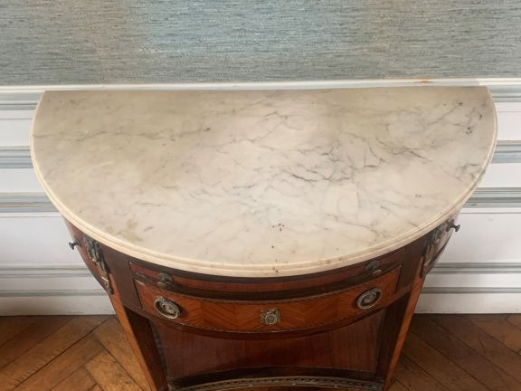 Console demi-lune de style Louis XVI en marqueterie ouvrant à un tiroi