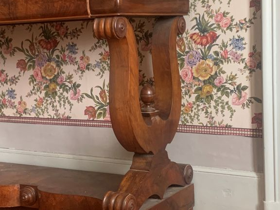 Console Restauration en noyer et placage de noyer ouvrant un tiroir à 