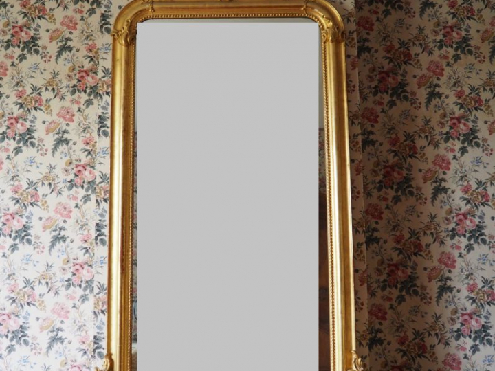 Glace de cheminée Napoléon III en bois et stuc doré à décor de perles 