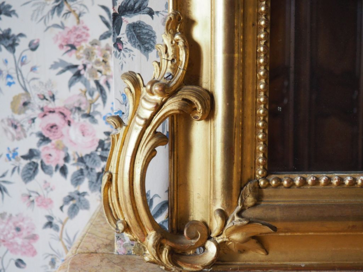 Glace de cheminée Napoléon III en bois et stuc doré à décor de perles 