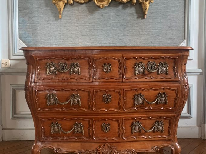 Commode Tombeau Louis  XV en bois fruitier mouluré et sculpté, ouvrant