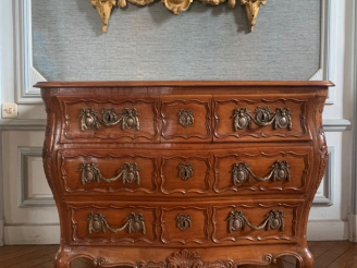 Vente aux enchères Commode Tombeau Louis  XV en bois fruitier mouluré et sculpté, ouvrant