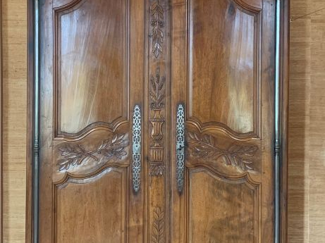 Armoire provençale fin XVIIIème en noyer mouluré et sculpté, dite « de