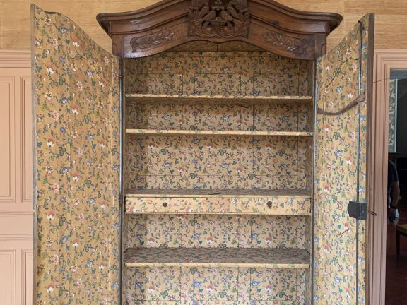 Armoire provençale fin XVIIIème en noyer mouluré et sculpté, dite « de