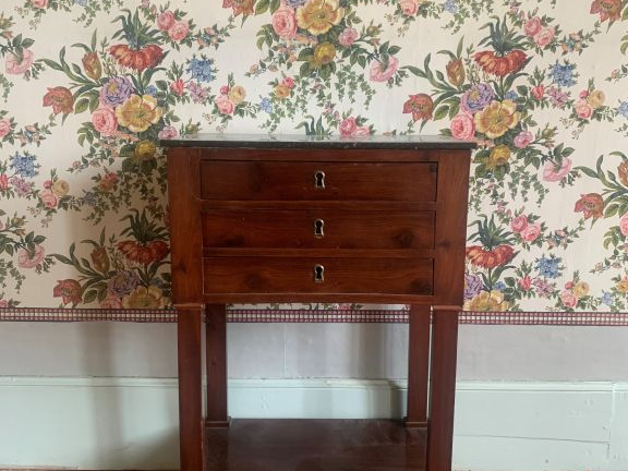 Chiffonnier Empire en acajou et placage d’acajou, montants à pilastre,