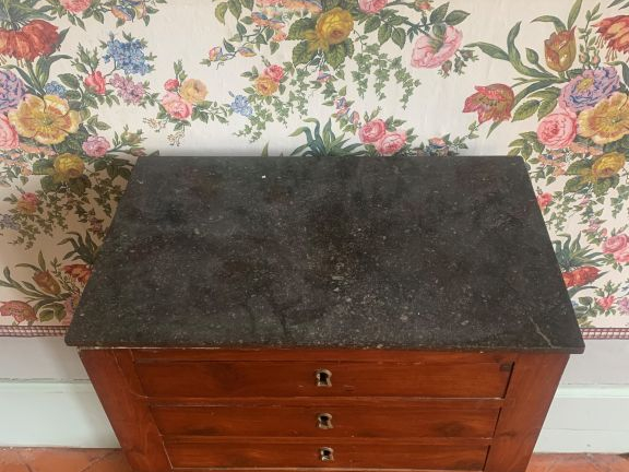 Chiffonnier Empire en acajou et placage d’acajou, montants à pilastre,