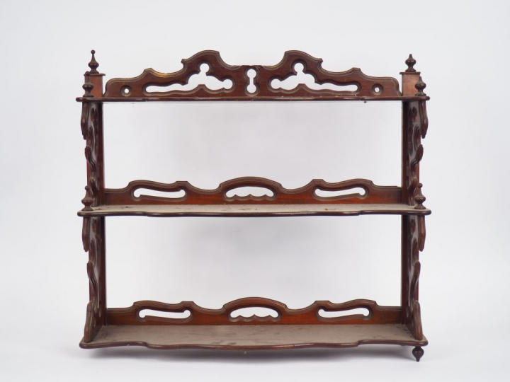 Petite étagère Napoléon III en noyer ou acajou.  Dim. 58 x 67 x 16 cm 