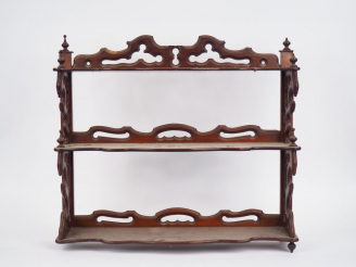 Vente aux enchères Petite étagère Napoléon III en noyer ou acajou.  Dim. 58 x 67 x 16 cm 