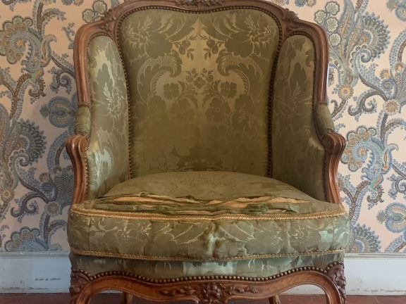 Bergère à oreilles de style Louis XV en noyer mouluré et sculpté, à dé