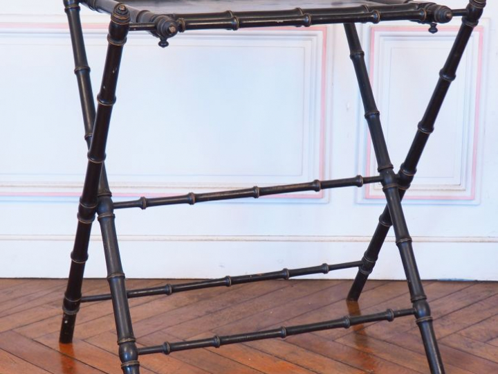 Table à écrire pliante Napoléon III en bois noirci. Dim. 74 x 70 x 56 