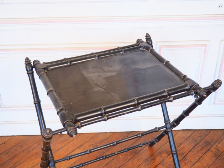 Table à écrire pliante Napoléon III en bois noirci. Dim. 74 x 70 x 56 
