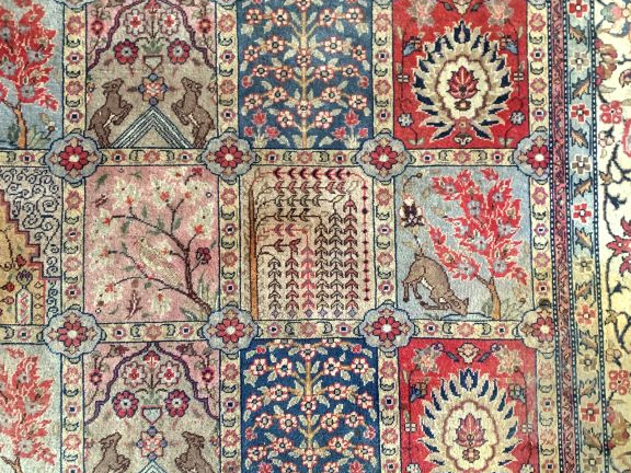 Grand tapis d'Orient à fond clair. Dim. 353 x 248 cm