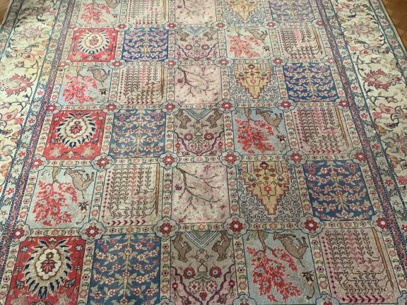 Grand tapis d'Orient à fond clair. Dim. 353 x 248 cm