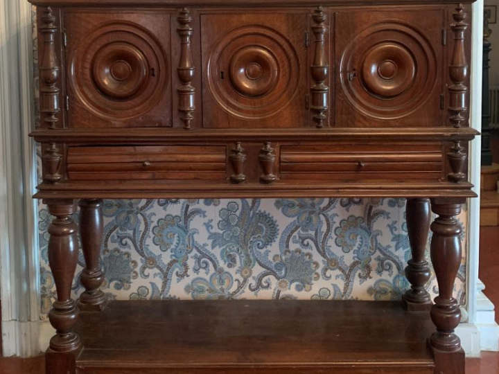 Crédence de style Louis XIII en noyer mouluré ouvrant à trois portes e