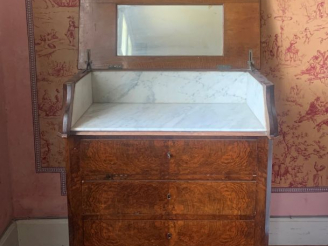 Vente aux enchères Commode de toilette Napoléon III en acajou et placage d’acajou intérie