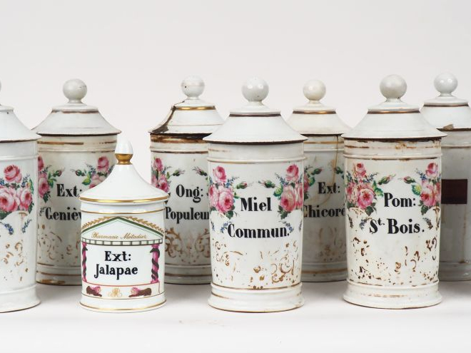 Ensemble de 19 pots de pharmacie XIXème en porcelaine à décor de roses