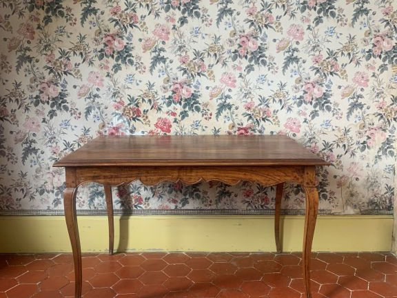 Table à écrire de style Louis XV en bois naturel. Dim. 69 x 105 x 70 c