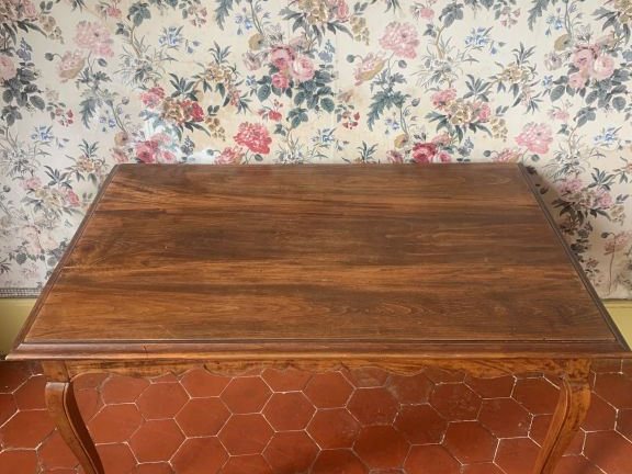 Table à écrire de style Louis XV en bois naturel. Dim. 69 x 105 x 70 c