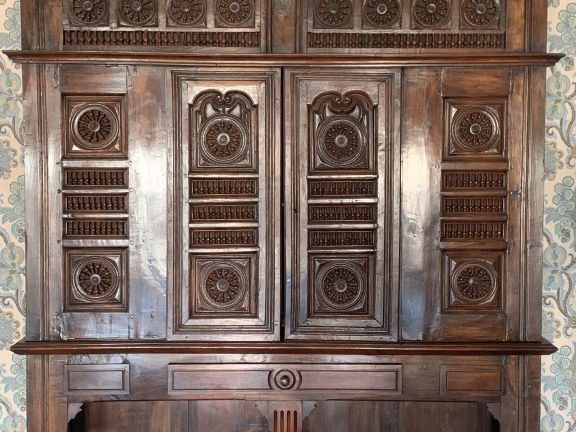 Lit clos breton transformé en buffet à décor de balustres ouvrant à de