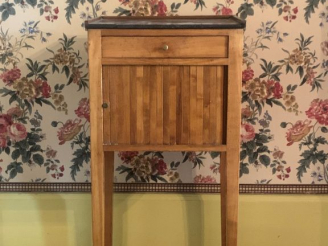 Vente aux enchères Chevet XIXème en bois fruitier, dessus marbre.  Dim. 80 x 38 x 28 cm (
