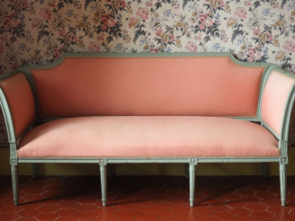 Vente aux enchères Canapé de style Louis XVI en bois laqué céladon, pieds fuselés, cannel
