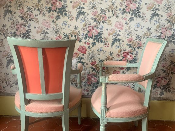 Paire de fauteuils cabriolet de style Directoire en bois laqué céladon