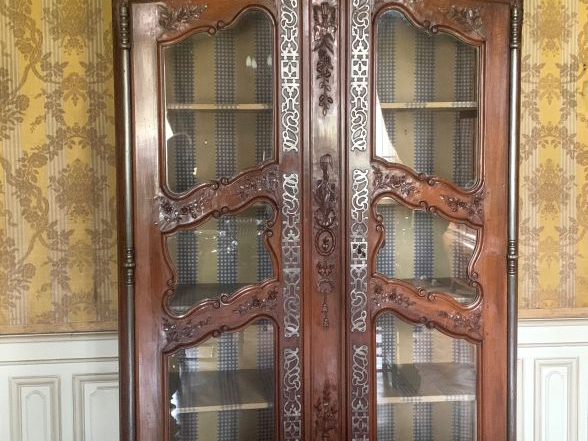 Belle armoire vitrine provençale Louis XV en noyer mouluré et sculpté,