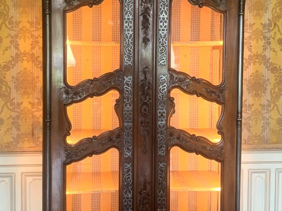 Belle armoire vitrine provençale Louis XV en noyer mouluré et sculpté,