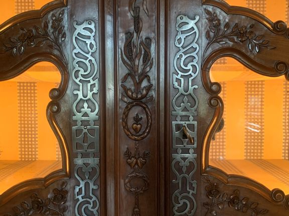 Belle armoire vitrine provençale Louis XV en noyer mouluré et sculpté,