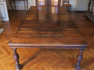 Vente aux enchères Table de salle à manger à allonges en noyer, modèle à ceinture, pieds 